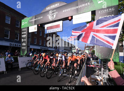 Salisbury, Wiltshire, Regno Unito. 23 Maggio, 2019. OVO energia serie Tour in bicicletta; il motorino di avviamento inizia la gara del Mens di credito: Azione Sport Plus/Alamy Live News Foto Stock