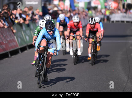 Salisbury, Wiltshire, Regno Unito. 23 Maggio, 2019. OVO energia serie Tour in bicicletta; Jo Tindley di VeloPerformance è a capo di un gruppo di piloti Credito: Azione Sport Plus/Alamy Live News Foto Stock