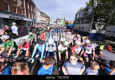 Salisbury, Wiltshire, Regno Unito. 23 Maggio, 2019. OVO energia serie Tour in bicicletta; preparare i piloti per la partenza della gara femminile Credito: Azione Sport Plus/Alamy Live News Foto Stock