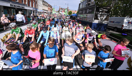 Salisbury, Wiltshire, Regno Unito. 23 Maggio, 2019. OVO energia serie Tour in bicicletta; preparare i piloti per la partenza della gara femminile Credito: Azione Sport Plus/Alamy Live News Foto Stock