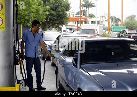 Guacara, Carabobo, Venezuela. 23 Maggio, 2019. Il 23 maggio 2019. Un autista, alimenta la benzina il proprio veicolo presso la stazione di servizio La arboleda, nella città di Guacara, Carabobo stato. Foto: Juan Carlos Hernandez Credito: Juan Carlos Hernandez/ZUMA filo/Alamy Live News Foto Stock