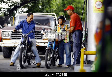 Guacara, Carabobo, Venezuela. 23 Maggio, 2019. Il 23 maggio 2019. Un pdvsa workerÂ"s alimenta la benzina una moto taxi veicolo presso la stazione di servizio la arboleda, nella città di Guacara, Carabobo stato. Foto: Juan Carlos Hernandezz Credito: Juan Carlos Hernandez/ZUMA filo/Alamy Live News Foto Stock