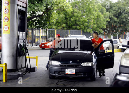 Guacara, Carabobo, Venezuela. 23 Maggio, 2019. Il 23 maggio 2019. Piloti spingere il loro veicolo per raggiungere e alimentazione carburante presso la stazione di servizio La arboleda, nella città di Guacara, Carabobo stato. Foto: Juan Carlos Hernandez Credito: Juan Carlos Hernandez/ZUMA filo/Alamy Live News Foto Stock