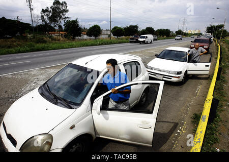 Guacara, Carabobo, Venezuela. 23 Maggio, 2019. Il 23 maggio 2019. Piloti spingere il loro veicolo di raggiungere e di alimentazione di carburante in corrispondenza della stazione di servizio Mi bohio, nella città di Valencia, Carabobo stato. Foto: Juan Carlos Hernandez Credito: Juan Carlos Hernandez/ZUMA filo/Alamy Live News Foto Stock