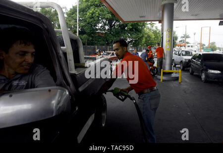 Guacara, Carabobo, Venezuela. 23 Maggio, 2019. Il 23 maggio 2019. Un pdvsa workerÂ"s alimenta la benzina per un veicolo per la stazione di servizio la arboleda, nella città di Guacara, Carabobo stato. Foto: Juan Carlos Hernandezz Credito: Juan Carlos Hernandez/ZUMA filo/Alamy Live News Foto Stock