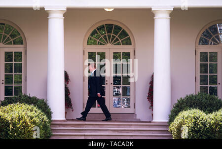 Washington, Stati Uniti d'America. 23 Maggio, 2019. Il Presidente degli Stati Uniti, Trump passeggiate all Ufficio Ovale dopo che lui e la First Lady Melania Trump visita al Cimitero Nazionale di Arlington in anticipo del Memorial Day, alla Casa Bianca di Washington il 23 maggio 2019. Credito: Kevin Dietsch/Piscina via CNP | Utilizzo di credito in tutto il mondo: dpa/Alamy Live News Foto Stock