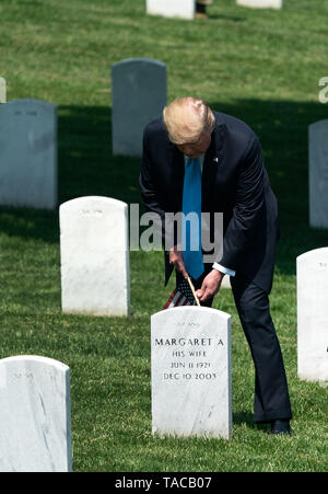 Arlington, Virginia, Stati Uniti d'America. 23 Maggio, 2019. Il Presidente degli Stati Uniti, Trump mette una bandiera in un recinto durante il ''Flags-In' avanti cerimonia del Memorial Day presso il Cimitero Nazionale di Arlington, in Arlington, Virginia il 23 maggio 2019. ''Flags-In'' è un evento annuale in cui la terza U.S. Reggimento di Fanteria, ''La vecchia guardia, '' luoghi bandierine americane ad ogni recinto presso il Cimitero Nazionale di Arlington. Credito: Kevin Dietsch/Piscina via CNP Credito: Kevin Dietsch/CNP/ZUMA filo/Alamy Live News Foto Stock