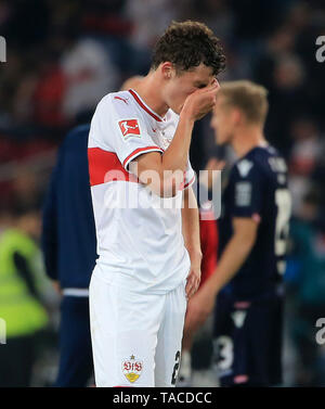 Stuttgart, Germania. 23 Maggio, 2019. Stuttgart, Benjamin Pavard reagisce dopo la prima gamba match della Bundesliga relegazione di play-off tra Stoccarda e unione di Berlino a Stoccarda, Germania, 23 maggio 2019. La partita si è conclusa con un pareggio per 2-2. Credito: Philippe Ruiz/Xinhua/Alamy Live News Foto Stock