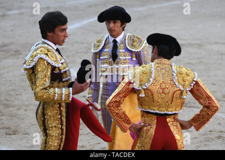 Mattatori spagnolo Angel Tellez (L), Emilio de Justo (R) e Francese Matador Sebastian Castella (C) visto durante una corrida presso l'arena Las Ventas nel 2019 San Isidro festival in Madrid. Foto Stock