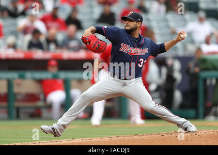 Anaheim, California, USA. Il 23 maggio 2019. Minnesota Twins a partire lanciatore Martin Perez (33) rende l'inizio per i gemelli durante il gioco tra il Minnesota Twins e il Los Angeles gli angeli di Anaheim presso Angel Stadium di Anaheim, CA, (foto di Peter Joneleit, Cal Sport Media) Credito: Cal Sport Media/Alamy Live News Foto Stock