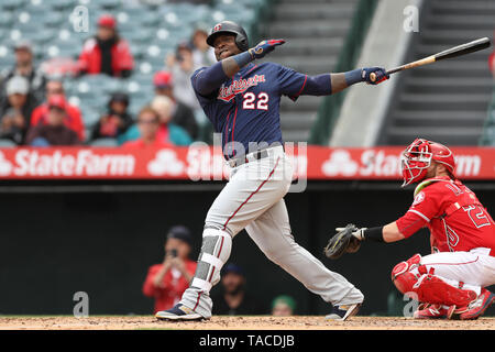 Anaheim, California, USA. Il 23 maggio 2019. Minnesota Twins terzo baseman Miguel sano (22) gli occhi la sua enorme di homer per campo sinistro durante il gioco tra il Minnesota Twins e il Los Angeles gli angeli di Anaheim presso Angel Stadium di Anaheim, CA, (foto di Peter Joneleit, Cal Sport Media) Credito: Cal Sport Media/Alamy Live News Foto Stock