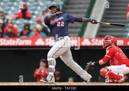 Anaheim, California, USA. Il 23 maggio 2019. Minnesota Twins terzo baseman Miguel sano (22) gli occhi la sua enorme di homer per campo sinistro durante il gioco tra il Minnesota Twins e il Los Angeles gli angeli di Anaheim presso Angel Stadium di Anaheim, CA, (foto di Peter Joneleit, Cal Sport Media) Credito: Cal Sport Media/Alamy Live News Foto Stock