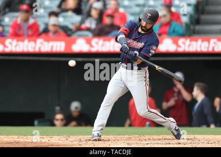 Anaheim, California, USA. Il 23 maggio 2019. Minnesota Twins terzo baseman Marwin Gonzalez (9) fa contatto in corrispondenza della piastra durante il gioco tra il Minnesota Twins e il Los Angeles gli angeli di Anaheim presso Angel Stadium di Anaheim, CA, (foto di Peter Joneleit, Cal Sport Media) Credito: Cal Sport Media/Alamy Live News Foto Stock