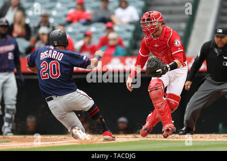 Anaheim, California, USA. Il 23 maggio 2019. Minnesota Twins left fielder Eddie Rosario (20) batte il buttare la casa di Los Angeles Angeli catcher Jonathan Lucroy (20) per una corsa rigata durante il gioco tra il Minnesota Twins e il Los Angeles gli angeli di Anaheim presso Angel Stadium di Anaheim, CA, (foto di Peter Joneleit, Cal Sport Media) Credito: Cal Sport Media/Alamy Live News Foto Stock