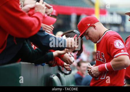 Anaheim, California, USA. Il 23 maggio 2019. Los Angeles Angels center fielder Mike Trote (27) firma autografi per i fans prima che il gioco tra il Minnesota Twins e il Los Angeles gli angeli di Anaheim presso Angel Stadium di Anaheim, CA, (foto di Peter Joneleit, Cal Sport Media) Credito: Cal Sport Media/Alamy Live News Foto Stock