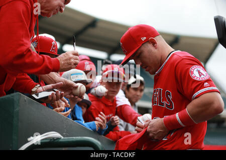 Anaheim, California, USA. Il 23 maggio 2019. Los Angeles Angels center fielder Mike Trote (27) firma autografi per i fans prima che il gioco tra il Minnesota Twins e il Los Angeles gli angeli di Anaheim presso Angel Stadium di Anaheim, CA, (foto di Peter Joneleit, Cal Sport Media) Credito: Cal Sport Media/Alamy Live News Foto Stock