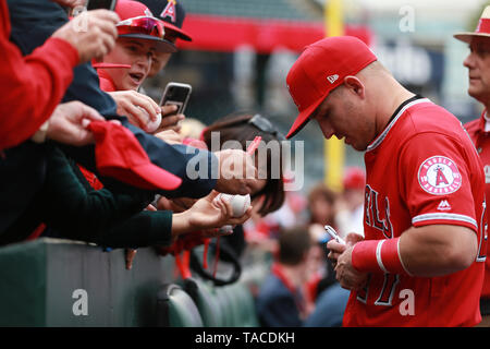 Anaheim, California, USA. Il 23 maggio 2019. Los Angeles Angels center fielder Mike Trote (27) firma autografi per i fans prima che il gioco tra il Minnesota Twins e il Los Angeles gli angeli di Anaheim presso Angel Stadium di Anaheim, CA, (foto di Peter Joneleit, Cal Sport Media) Credito: Cal Sport Media/Alamy Live News Foto Stock