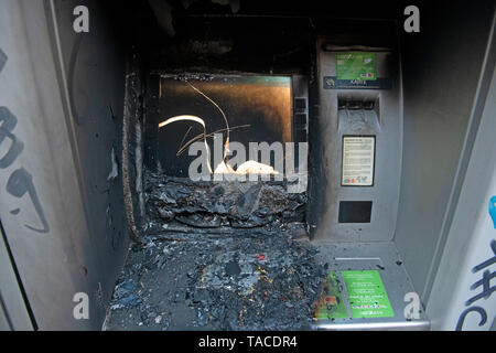 Berlino, Germania. 24 Maggio, 2019. Un bruciato ATM può essere visto su una facciata della casa su Mariannenstraße a Kreuzberg. Non è chiaro se il finora sconosciuto autori hanno reso preda. Il commissario ha assunto l'inchiesta. Credito: Paolo Zinken/dpa/Alamy Live News Foto Stock