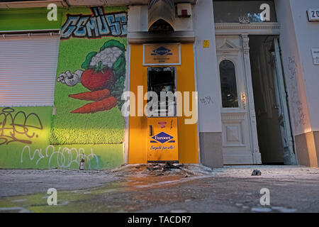 Berlino, Germania. 24 Maggio, 2019. Un bruciata cash dispenser può essere visto in una casa di fronte a Dieffenbachstraße a Kreuzberg. Non è chiaro se il finora sconosciuto autori hanno reso preda. Il commissario ha assunto l'inchiesta. Credito: Paolo Zinken/dpa/Alamy Live News Foto Stock