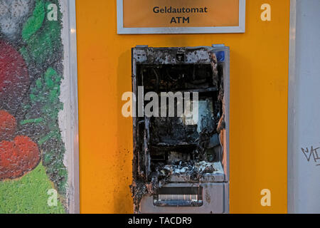 Berlino, Germania. 24 Maggio, 2019. Un bruciata cash dispenser può essere visto in una casa di fronte a Dieffenbachstraße a Kreuzberg. Non è chiaro se il finora sconosciuto autori hanno reso preda. Il commissario ha assunto l'inchiesta. Credito: Paolo Zinken/dpa/Alamy Live News Foto Stock