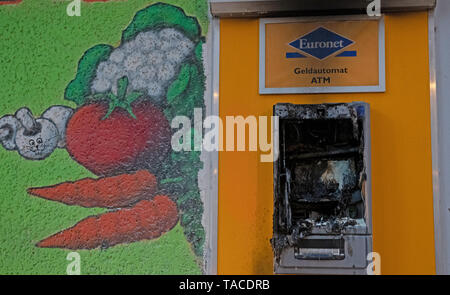 Berlino, Germania. 24 Maggio, 2019. Un bruciata cash dispenser può essere visto in una casa di fronte a Dieffenbachstraße a Kreuzberg. Non è chiaro se il finora sconosciuto autori hanno reso preda. Il commissario ha assunto l'inchiesta. Credito: Paolo Zinken/dpa/Alamy Live News Foto Stock