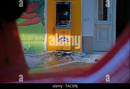 Berlino, Germania. 24 Maggio, 2019. Un bruciata cash dispenser può essere visto in una casa di fronte a Dieffenbachstraße a Kreuzberg. Non è chiaro se il finora sconosciuto autori hanno reso preda. Il commissario ha assunto l'inchiesta. Credito: Paolo Zinken/dpa/Alamy Live News Foto Stock