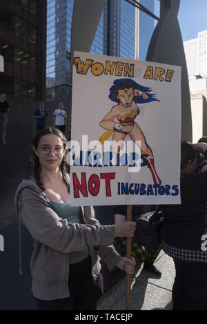 Chicago, IL, Stati Uniti d'America. 23 Maggio, 2019. Le donne di Chicago hanno protestato le ampie fasce di aborto. A Daley Plaza e nella parte anteriore del Trump Tower. Dopo diversi membri passati aborto restrittiva dei divieti. Credito: Rick Majewski/ZUMA filo/Alamy Live News Foto Stock