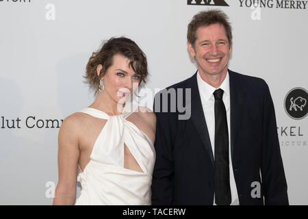 Cannes, Francia. 23 Maggio, 2019. Milla Jovovich e Paul W. S. Anderson frequentare il cinema contro l AIDS amfAR gala 2019 durante la 72a Cannes Film Festival a Hotel du Cap, Eden Roc di Cap d'Antibes, Francia, il 23 maggio 2019. | Utilizzo di credito in tutto il mondo: dpa picture alliance/Alamy Live News Foto Stock