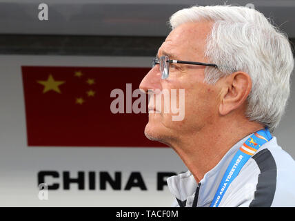 Pechino, Emirati Arabi Uniti. 16 gennaio, 2019. Il file mostra fotografica di Marcello Lippi, head coach della Cina, guarda su durante il 2019 AFC Asian Coppa di gruppo C match tra la Corea del Sud e la Cina in Abu Dhabi, Emirati Arabi Uniti, gennaio 16, 2019. Il calcio cinese Assosiation venerdì ha annunciato la nomina di Marcello Lippi come allenatore della nazionale cinese gli uomini della squadra di calcio del venerdì. Credito: Li pista/Xinhua/Alamy Live News Foto Stock