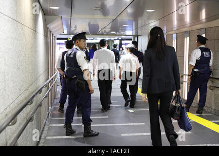 Gli ufficiali di polizia pattuglia presso la stazione della metropolitana nel centro di Tokyo, Giappone il 24 maggio 2019, un giorno prima della data prevista di arrivo degli STATI UNITI Presidente Donald Trump. Trump inizierà una quattro giorni di visita di stato in Giappone il sabato. Credito: Naoki Morita/AFLO/Alamy Live News Foto Stock