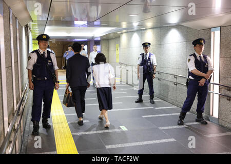 Gli ufficiali di polizia pattuglia presso la stazione della metropolitana nel centro di Tokyo, Giappone il 24 maggio 2019, un giorno prima della data prevista di arrivo degli STATI UNITI Presidente Donald Trump. Trump inizierà una quattro giorni di visita di stato in Giappone il sabato. Credito: Naoki Morita/AFLO/Alamy Live News Foto Stock