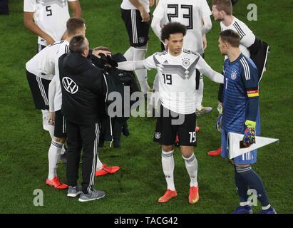 Wolfsburg, Deutschland. 20 Mar, 2019. firo: 20.03.2019, calcio, 2018/2019, Landerspiel: Nazionale: Germania - Serbia Leroy sane e MAnuel Nuovo | Utilizzo di credito in tutto il mondo: dpa/Alamy Live News Foto Stock