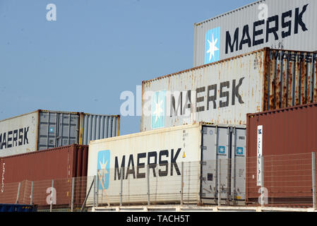 Archiviato - 11 giugno 2018, Ghana, Accra: Contenitori di Maersk gruppo di spedizione vengono impilati nel tema del porto. Maersk, il più grande del mondo per la spedizione, il gruppo ha compiuto un buon inizio per il 2019, ma è sempre più preoccupata per le controversie commerciali tra Stati Uniti e Cina. Nel primo trimestre di quest'anno, il gruppo danese ha generato profitti al lordo di interessi, imposte e ammortamenti di circa 1,24 miliardi di dollari (1,1 miliardi di euro), in base alla società le cifre pubblicate venerdì 24 maggio 2019. Nello stesso trimestre dell'anno precedente, il risultato operativo ammonta a 931 milioni di euro Foto Stock
