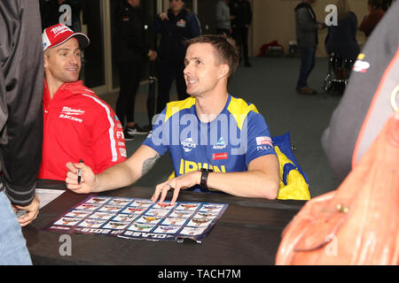 Winton, Victoria, Australia. 24 Maggio, 2019. Vergine Supercars australiano Campionato Carrello assistere Winton SuperSprint -n. 18 Mark Winterbottom racing per Irwin Racing - Team 18 firma autografi per i fans presso i piloti ad una sessione di autografi, Credito: Brett keating/Alamy Live News Foto Stock