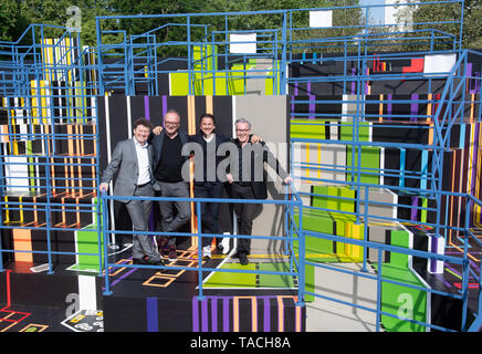 Stuttgart, Germania. 24 Maggio, 2019. I direttori del Staatstheater Stuttgart, Viktor Schoner (l-r, opera), Burkhard C. Kosminski (fiction), Tamas Detrich (balletto) e Marc-Oliver Hendriks (amministratore delegato), di stare in piedi insieme a scattare una foto in un teatro. Essi presenteranno i loro piani per la prossima stagione in una conferenza stampa. Credito: Bernd Weissbrod/dpa/Alamy Live News Foto Stock