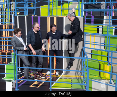 Stuttgart, Germania. 24 Maggio, 2019. I direttori del Staatstheater Stuttgart, Viktor Schoner (l-r, opera), Burkhard C. Kosminski (fiction), Tamas Detrich (balletto) e Marc-Oliver Hendriks (direttore generale), prenderà parte a una sessione di foto in un teatro. Essi presenteranno i loro piani per la prossima stagione in una conferenza stampa. Credito: Bernd Weissbrod/dpa/Alamy Live News Foto Stock