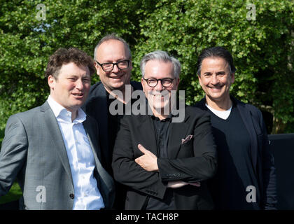 Stuttgart, Germania. 24 Maggio, 2019. I direttori del Staatstheater Stuttgart, Viktor Schoner (l-r, opera), Burkhard C. Kosminski (fiction), Marc-Oliver Hendriks (amministratore delegato) e Tamas Detrich (balletto) saranno insieme per una sessione di foto. Essi presenteranno i loro piani per la prossima stagione in una conferenza stampa. Credito: Bernd Weissbrod/dpa/Alamy Live News Foto Stock