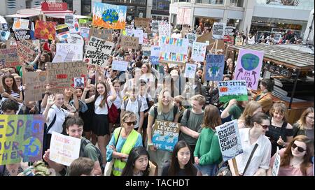 Brighton, Regno Unito. 24 Maggio, 2019. Migliaia di studenti e scolari inizia a raccogliere in Brighton a prendere parte del clima globale sciopero per il futuro oggi come parte di una strategia coordinata per giorno del cambiamento climatico proteste in tutto il mondo. Centinaia di migliaia di bambini e giovani sono a piedi fuori delle lezioni in tutto il mondo di oggi come la scuola movimento di sciopero continua a crescere. Credito: Simon Dack/Alamy Live News Foto Stock