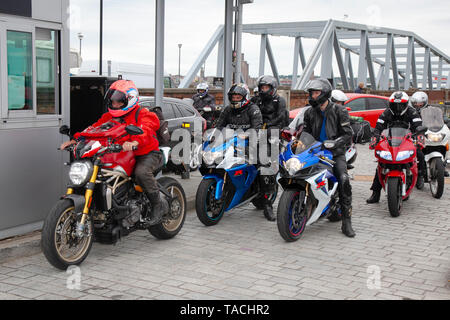 Liverpool, Merseyside. Xxiv Maggio, 2019 UK Meteo: ammenda, calma la vela condizione come fino a 200 motociclisti coda a bordo del traghetto per l'Isola di Man a frequentare l'isola gare TT. Extra servizi di traghetto devono essere aggiunti per far fronte alla grande domanda per gli spettatori in viaggio per partecipare a questo anno la top motor sport settimana di prove di qualificazione e la strada più veloce gara sul pianeta. Credito: MediaWorldImages/AlamyLiveNews Foto Stock