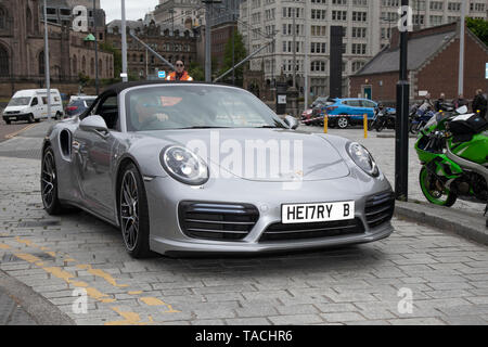 2017 Silver Porsche 911 Turbo S-A convertibile in coda per salire a bordo del traghetto per l'Isola di Man per assistere alle gare TT dell'isola. Foto Stock