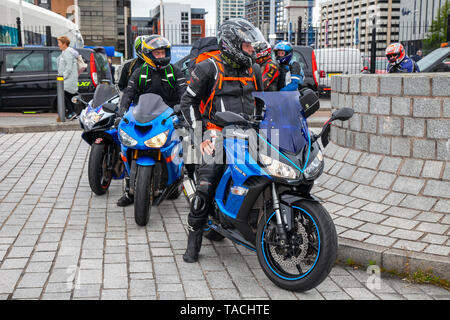 Liverpool, Merseyside. Xxiv Maggio, 2019 UK Meteo: ammenda, calma la vela condizione come fino a 200 motociclisti coda a bordo del traghetto per l'Isola di Man a frequentare l'isola gare TT. Extra servizi di traghetto devono essere aggiunti per far fronte alla grande domanda per gli spettatori in viaggio per partecipare a questo anno la top motor sport settimana di prove di qualificazione e la strada più veloce gara sul pianeta. Credito: MediaWorldImages/AlamyLiveNews Foto Stock