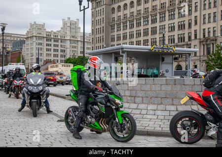 Liverpool, Merseyside. Xxiv Maggio, 2019 UK Meteo: ammenda, calma la vela condizione come fino a 200 motociclisti coda a bordo del traghetto per l'Isola di Man a frequentare l'isola gare TT. Extra servizi di traghetto devono essere aggiunti per far fronte alla grande domanda per gli spettatori in viaggio per partecipare a questo anno la top motor sport settimana di prove di qualificazione e la strada più veloce gara sul pianeta. Credito: MediaWorldImages/AlamyLiveNews Foto Stock