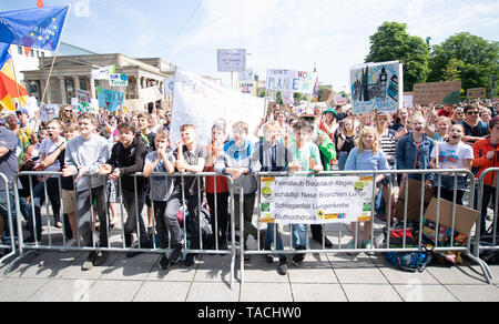 Stuttgart, Germania. 24 Maggio, 2019. Gli studenti dimostrano con manifesti di protesta durante il venerdì per il futuro - clima colpisce per l attuazione del Mondiale di Parigi accordo sul clima. La chiamata per le dimostrazioni è stata fatta anche contro lo sfondo della corrente elezioni europee. Credito: Sebastian Gollnow/dpa/Alamy Live News Foto Stock