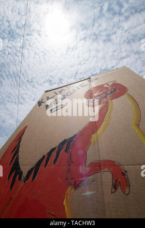 Stuttgart, Germania. 24 Maggio, 2019. Gli studenti dimostrano con un poster durante il venerdì per il futuro - clima colpisce per l attuazione del Mondiale di Parigi accordo sul clima in cui un dinosauro è chiamato un clima denari. La chiamata per le dimostrazioni è stata fatta anche contro lo sfondo della corrente elezioni europee. Credito: Sebastian Gollnow/dpa/Alamy Live News Foto Stock