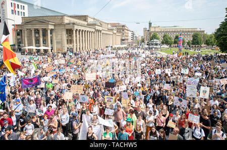 Stuttgart, Germania. 24 Maggio, 2019. Gli studenti dimostrano con manifesti di protesta durante il venerdì per il futuro - clima colpisce per l attuazione del Mondiale di Parigi accordo sul clima. La chiamata per le dimostrazioni è stata fatta anche contro lo sfondo della corrente elezioni europee. Credito: Sebastian Gollnow/dpa/Alamy Live News Foto Stock