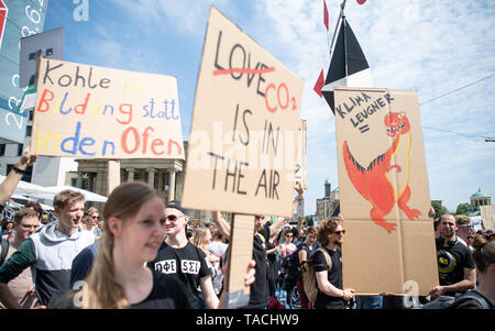 Stuttgart, Germania. 24 Maggio, 2019. Gli studenti dimostrano con manifesti di protesta durante il venerdì per il futuro - clima colpisce per l attuazione del Mondiale di Parigi accordo sul clima. La chiamata per le dimostrazioni è stata fatta anche contro lo sfondo della corrente elezioni europee. Credito: Sebastian Gollnow/dpa/Alamy Live News Foto Stock