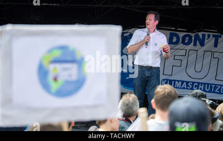 Stuttgart, Germania. 24 Maggio, 2019. Eckart von Hirschhausen parla durante il venerdì per il futuro - clima colpisce per l attuazione del Mondiale di Parigi accordo sul clima. La chiamata per le dimostrazioni è stata fatta anche contro lo sfondo della corrente elezioni europee. Credito: Sebastian Gollnow/dpa/Alamy Live News Foto Stock