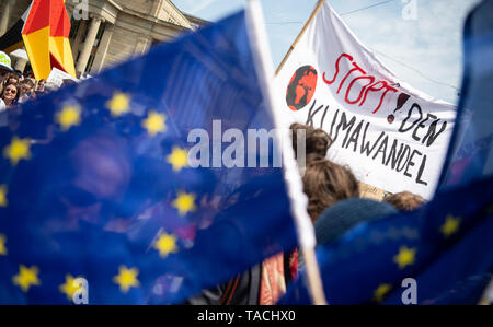 Stuttgart, Germania. 24 Maggio, 2019. Gli studenti dimostrano con un poster iscrizione "top il cambiamento climatico' e bandiere europee durante il venerdì per il futuro - clima colpisce per l attuazione del Mondiale di Parigi accordo sul clima. La chiamata per le dimostrazioni è stata fatta anche contro lo sfondo della corrente elezioni europee. Credito: Sebastian Gollnow/dpa/Alamy Live News Foto Stock