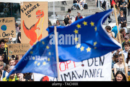Stuttgart, Germania. 24 Maggio, 2019. Gli studenti dimostrano di manifesti e bandiere europee durante il venerdì per il futuro - clima colpisce per l attuazione del mondiale di Parigi accordo sul clima. La chiamata per le dimostrazioni è stata fatta anche contro lo sfondo della corrente elezioni europee. Credito: Sebastian Gollnow/dpa/Alamy Live News Foto Stock