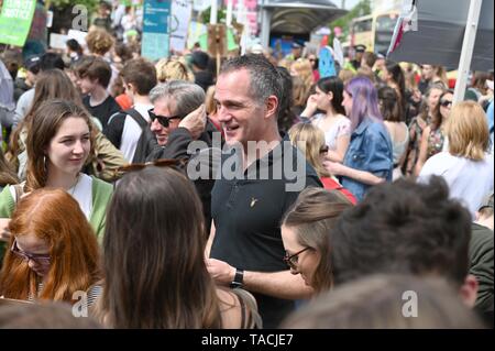 Brighton, Regno Unito. 24 Maggio, 2019. Peter Kyle MP unisce migliaia di scolari e studenti in Brighton come essi prendono parte del clima globale sciopero per il futuro oggi come parte di una strategia coordinata per giorno del cambiamento climatico proteste in tutto il mondo. Centinaia di migliaia di bambini e giovani sono a piedi fuori delle lezioni in tutto il mondo di oggi come la scuola movimento di sciopero continua a crescere. Credito: Simon Dack/Alamy Live News Foto Stock